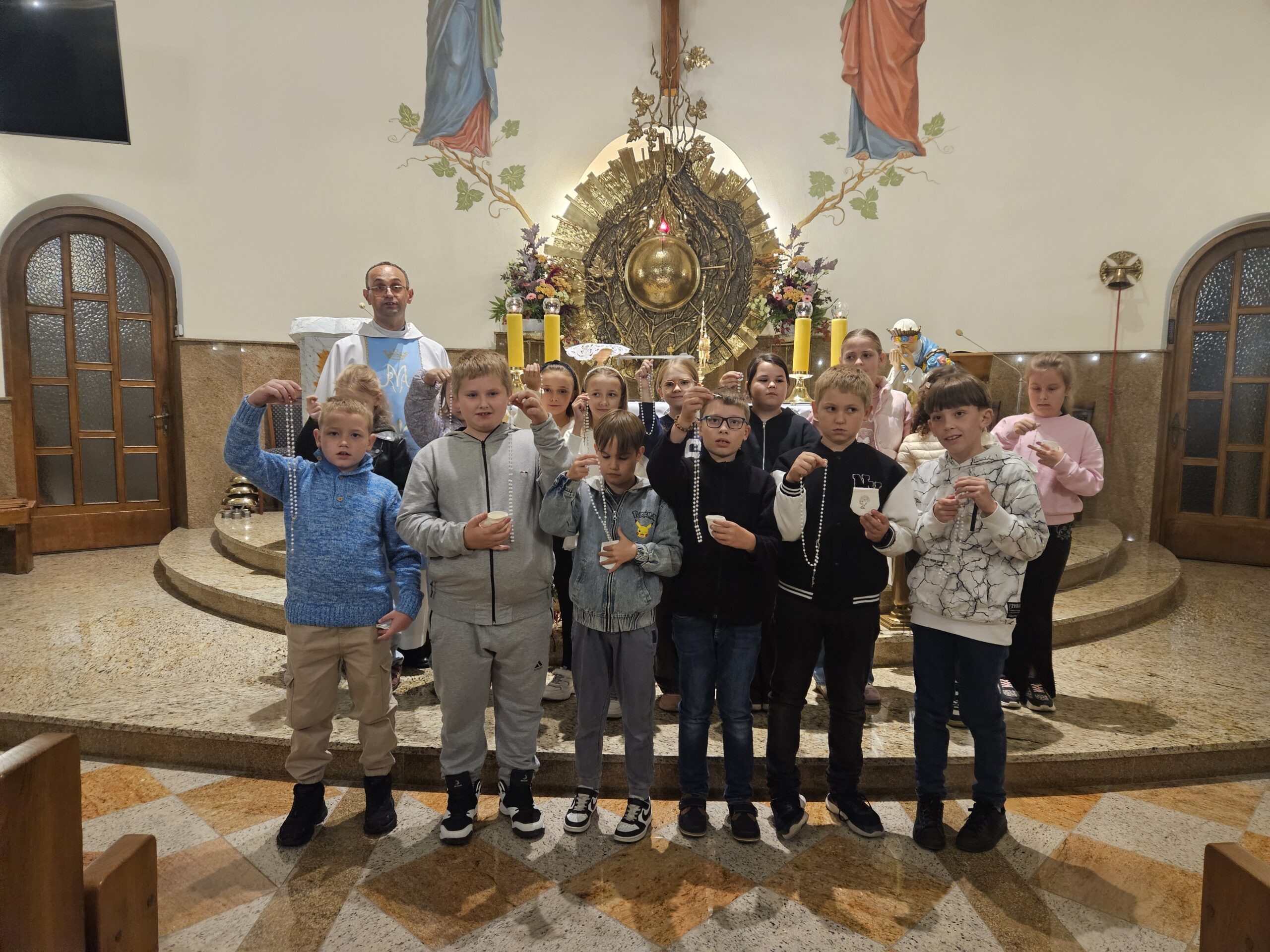 Błogosławieństwo różańców dla dzieci komunijnych
